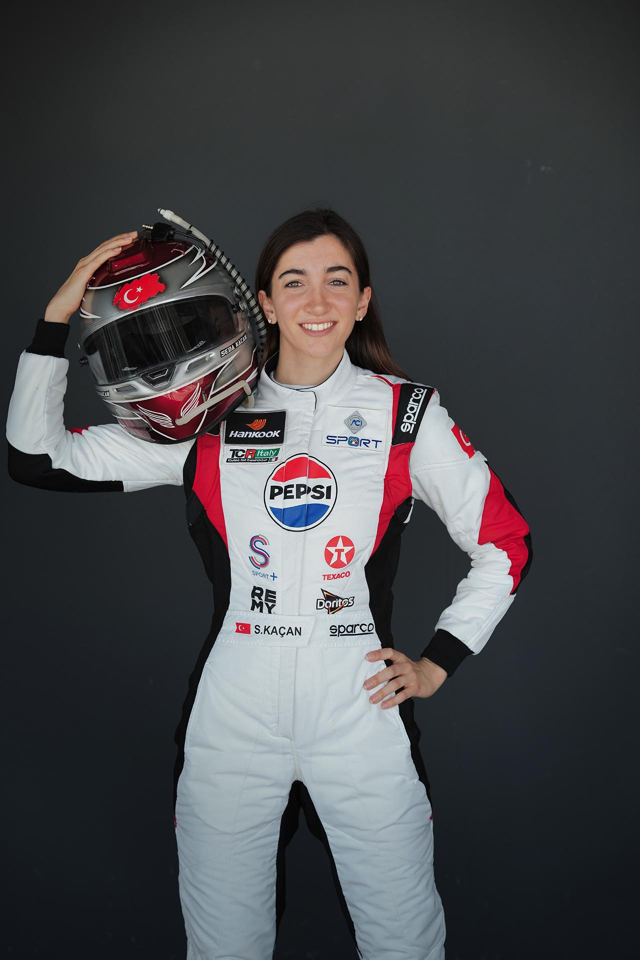 S Sport Plus, Türkiye’nin başarılı ''Kadın Pist Pilotu'' Seda Kaçan’ın resmi sponsoru oldu. Kaçan, 2025 sezonunda otomobil sporlarının en zorlu ulusal TCR (Touring Car) şampiyonalarından biri olan TCR Italy Şampiyonası’nda mücadele ediyor.
