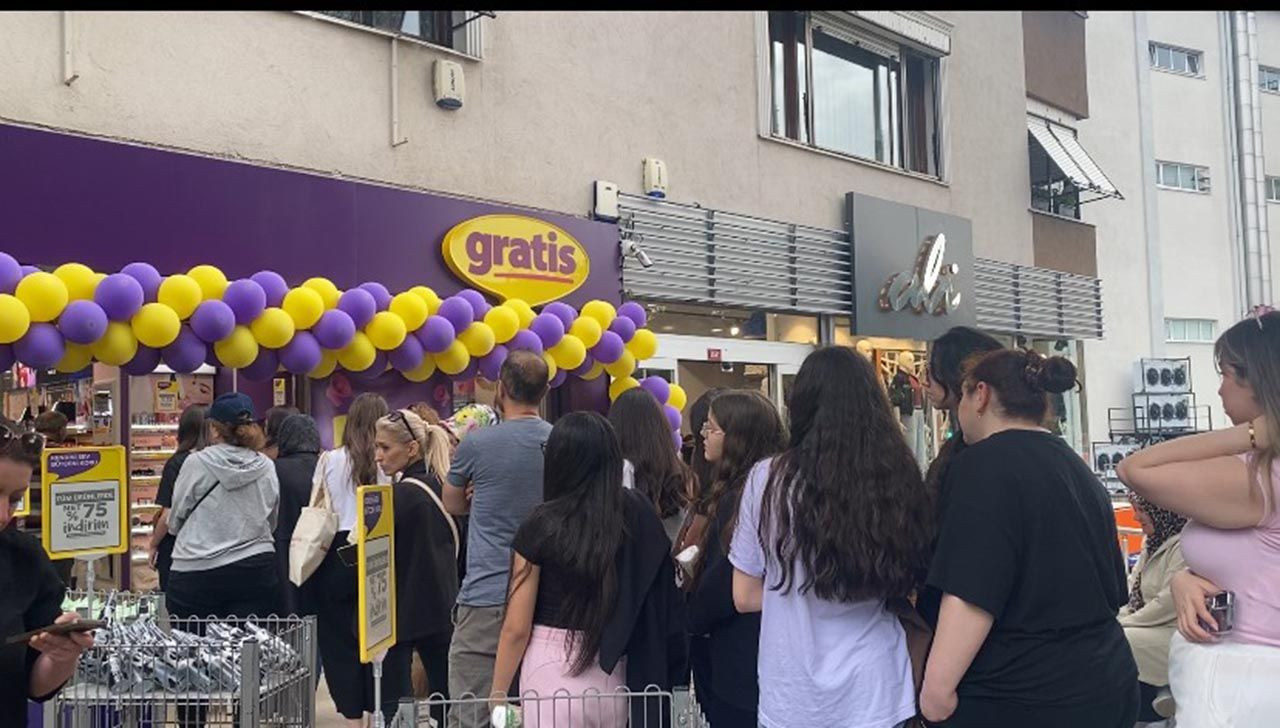 Yüzde 75 indirim yapan ünlü mağazaya hücum ettiler