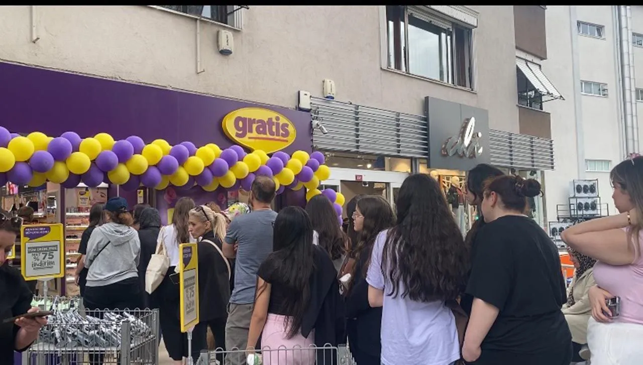 Yüzde 75 indirim yapan ünlü mağazaya hücum ettiler