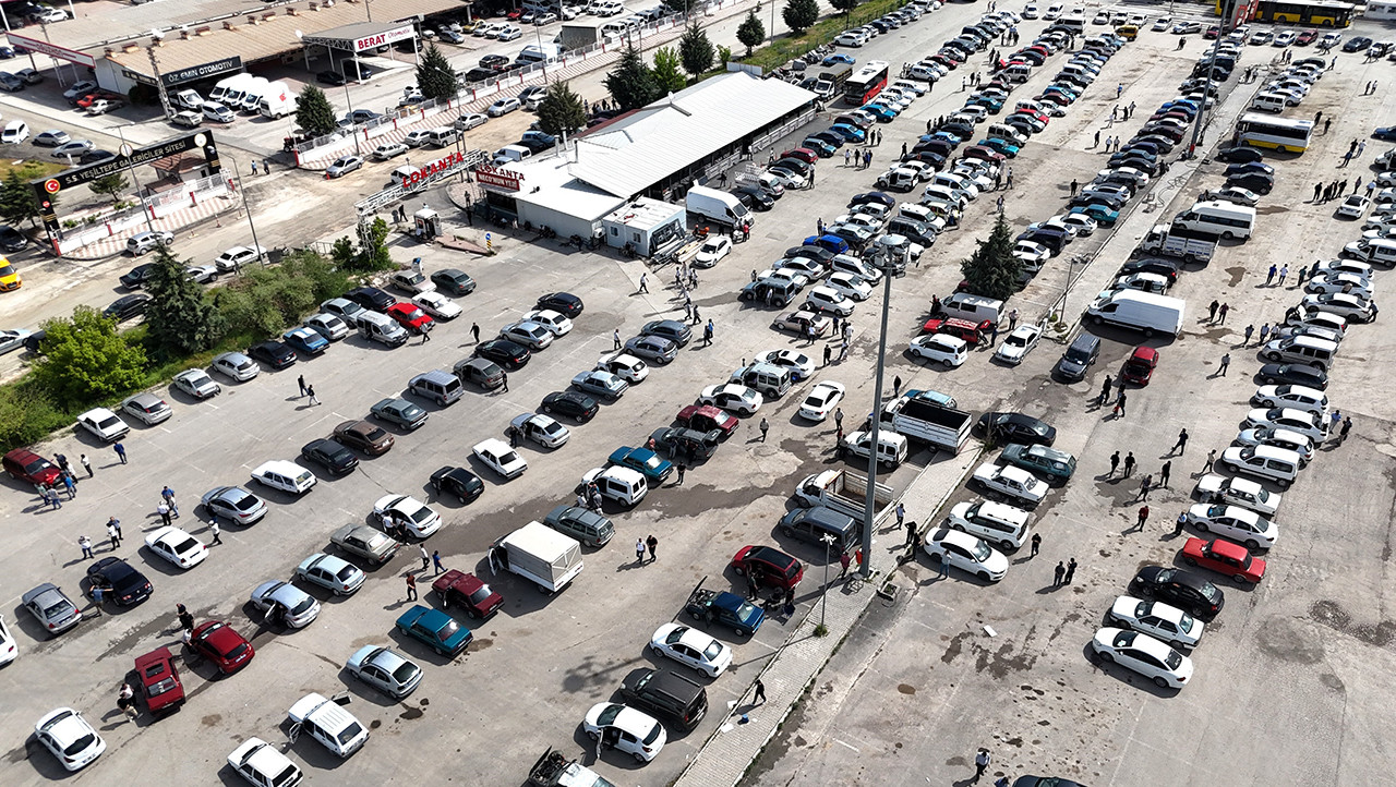 İkinci el araç dolandırıcılarına yönelik operasyonun ardından polis ekipleri