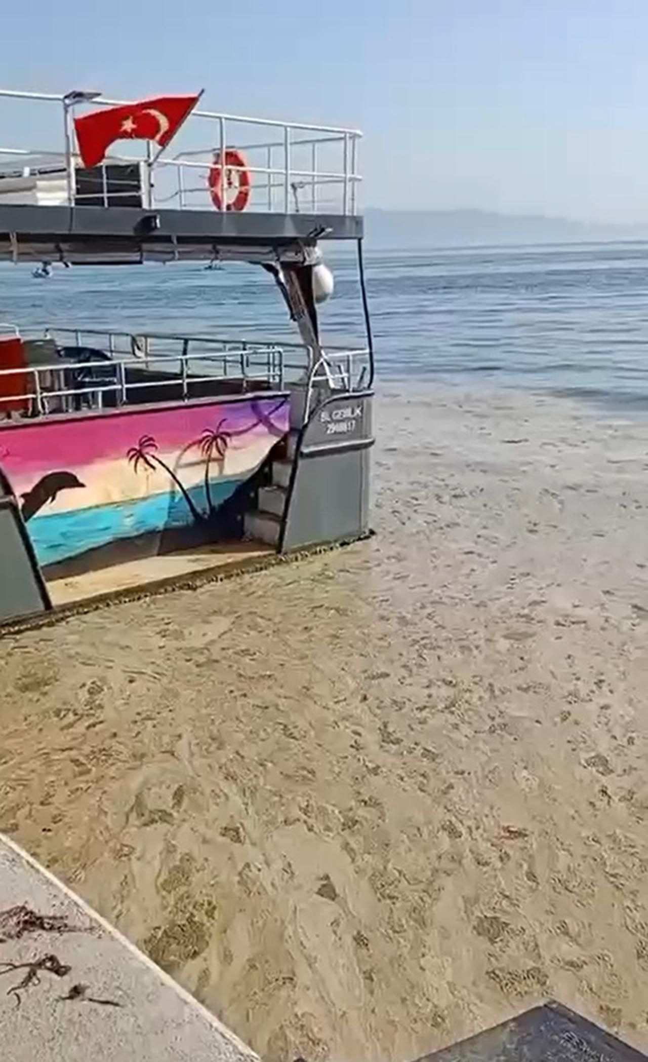 Marmara Denizi'nin turistik körfezi müsilajla kaplandı