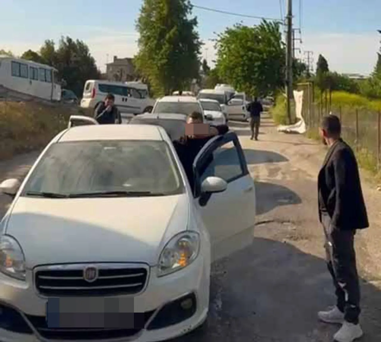 Yol verme tartışmasında ilginç anlar: Kontağı kapatıp trafiği kilitledi