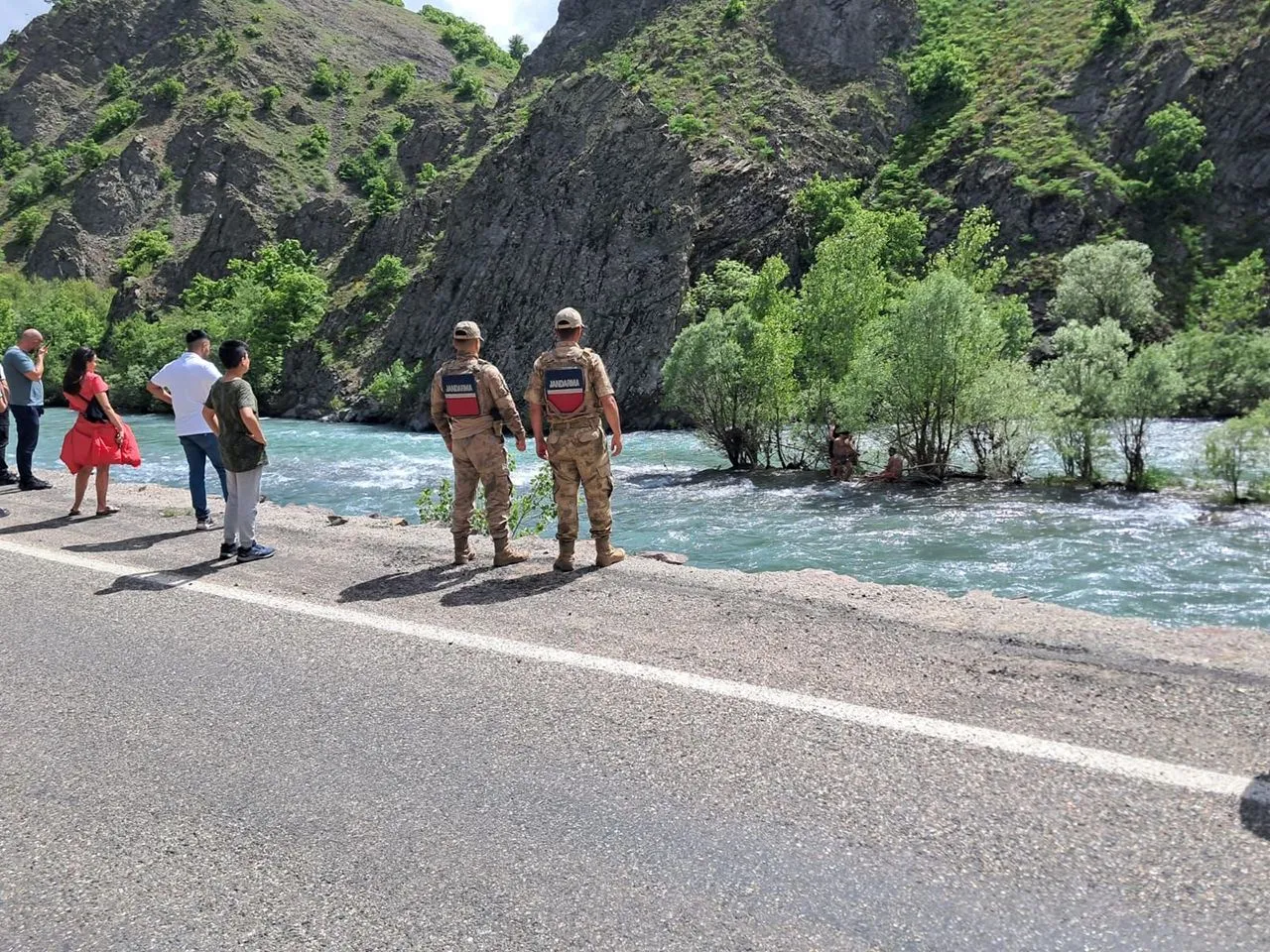 Munzur Nehri'nde zamana karşı ölüm kalım mücadelesinde yürekler ağızlara geldi