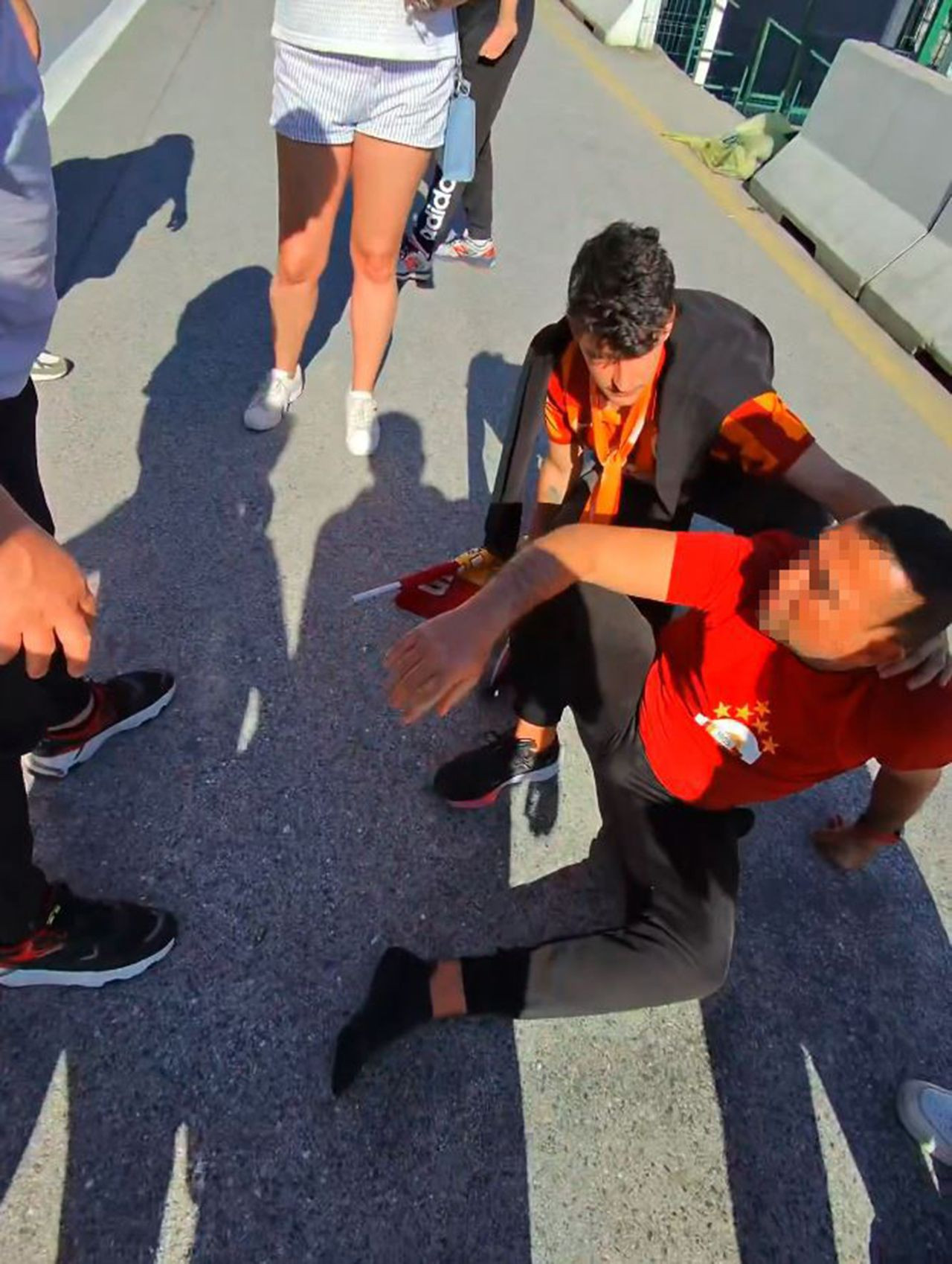 Kadıköy’de Galatasaraylı taraftara silahlı saldırı kamerada