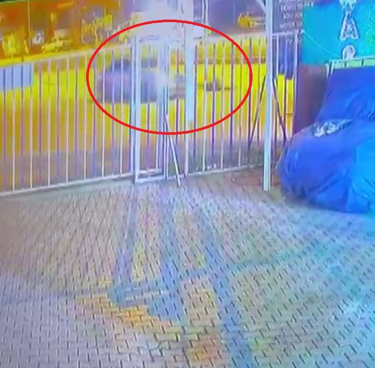 Karşıdan karşıya geçen gence çarptı, talihsiz genç öldü, araç sürücüsü basıp gitti...