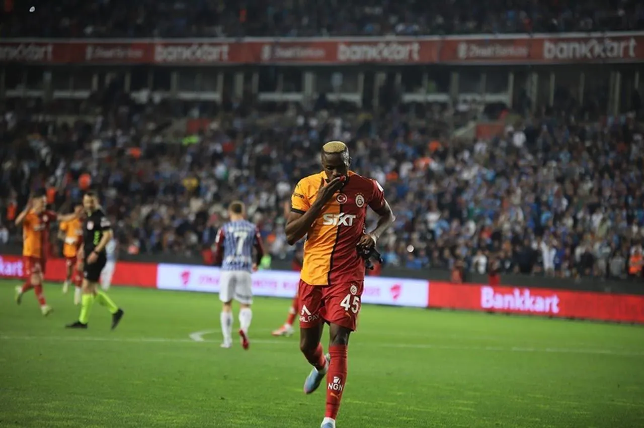 Dünya devlerini peşine takan Osimhen bir teklifi reddetti!