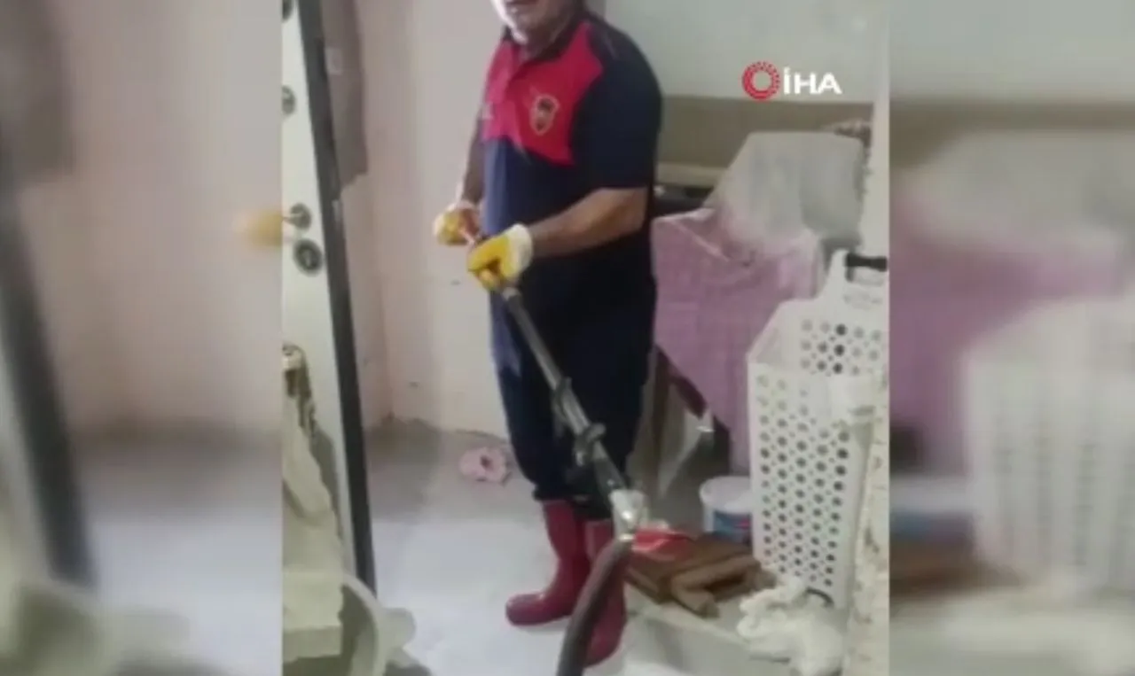 Dev yılanı evde nerede bulup çıkardığını görünce inanamayacaksınız