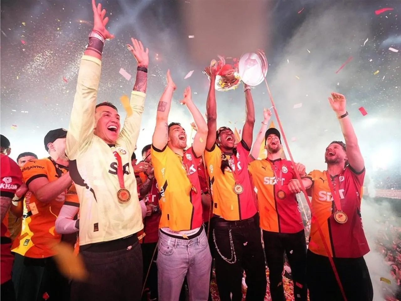 Osimhen Şampiyonluk kupasını kaldırdı, taraftara mesajını verdi!