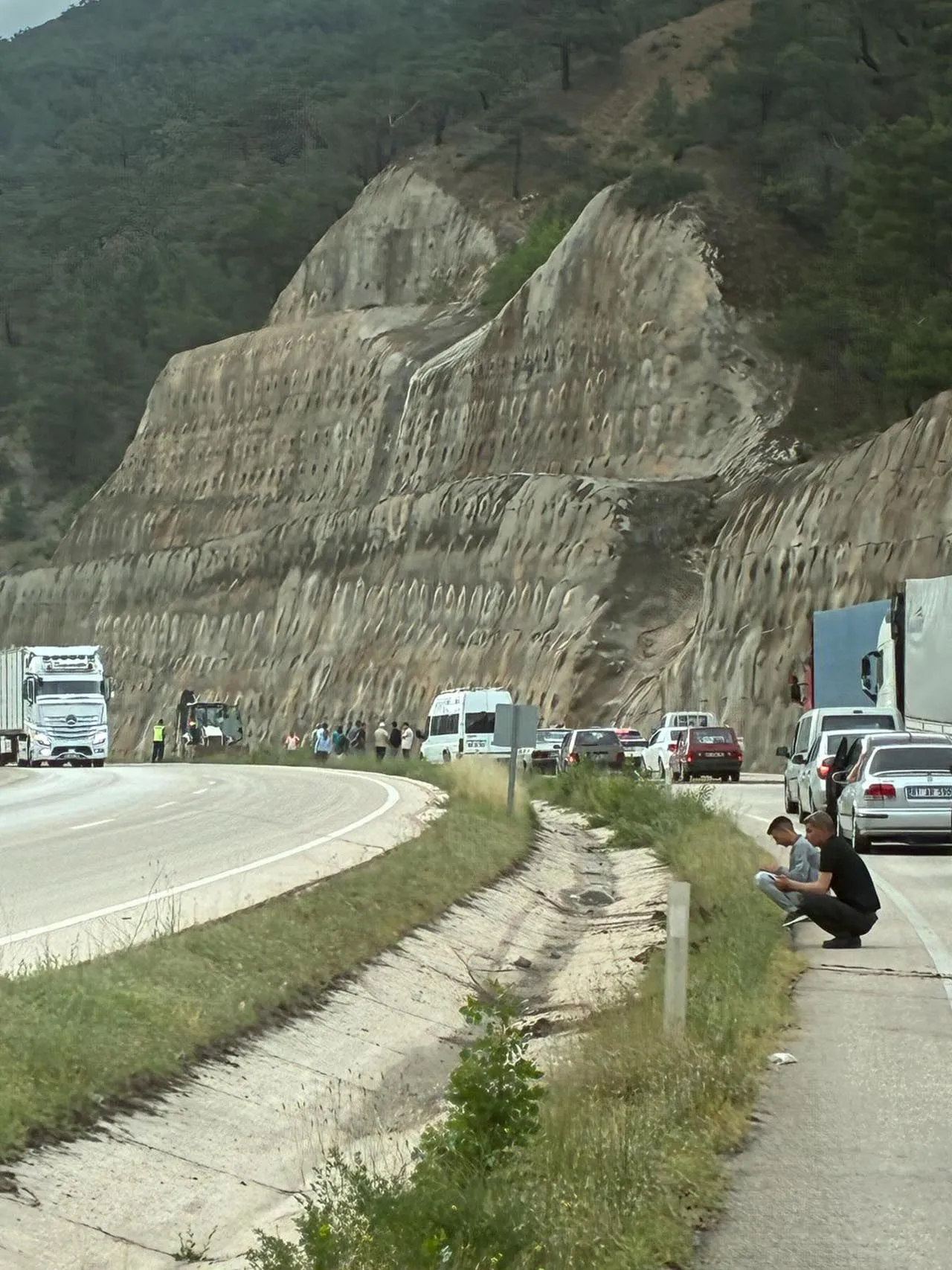 Tokat'ta heyelan: Karayolu ulaşıma kapandı