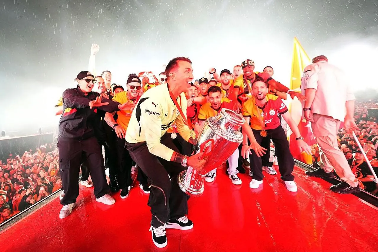 Galatasaray'da beklenen ayrılık gerçekleşti: ''Tek başıma geldim, ailemle dönüyorum...''