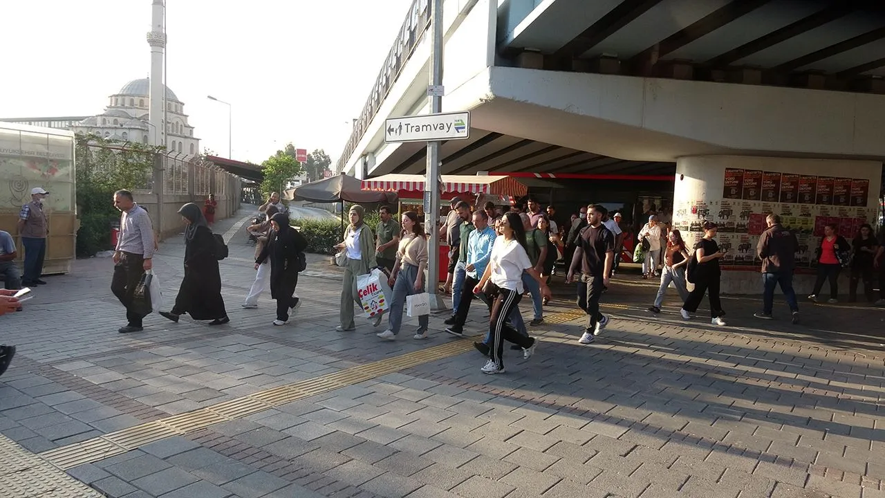 İzmir'de binlerce işçi greve çıktı; onbinlerce vatandaş yolda kaldı