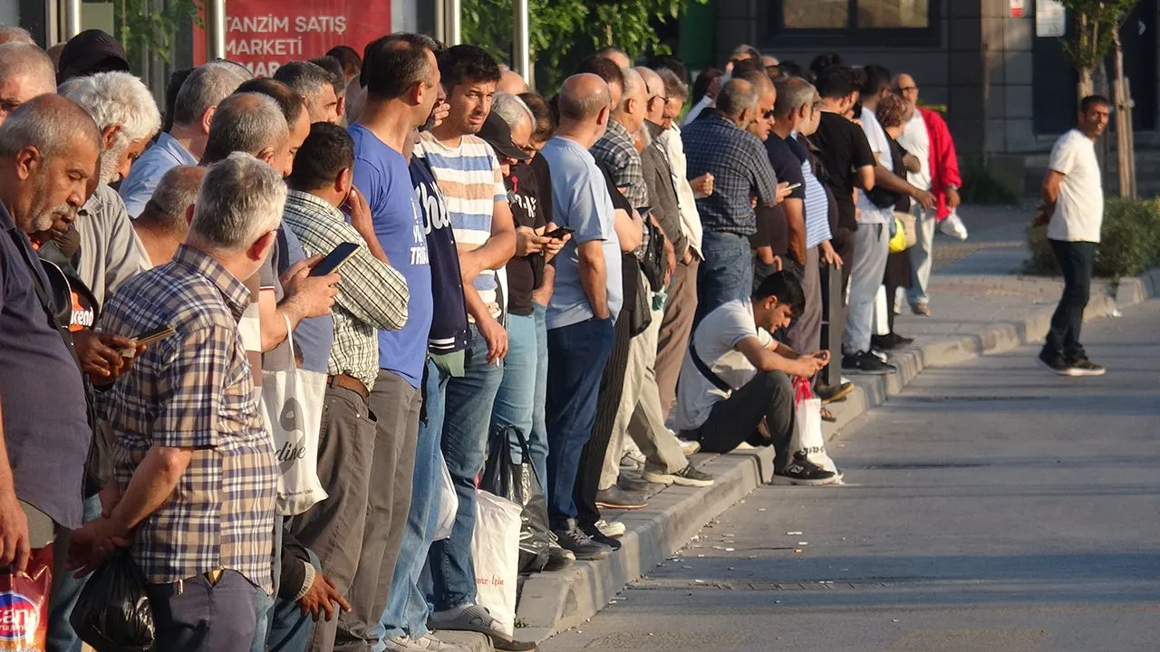 İzmir'de binlerce işçi greve çıktı; onbinlerce vatandaş yolda kaldı