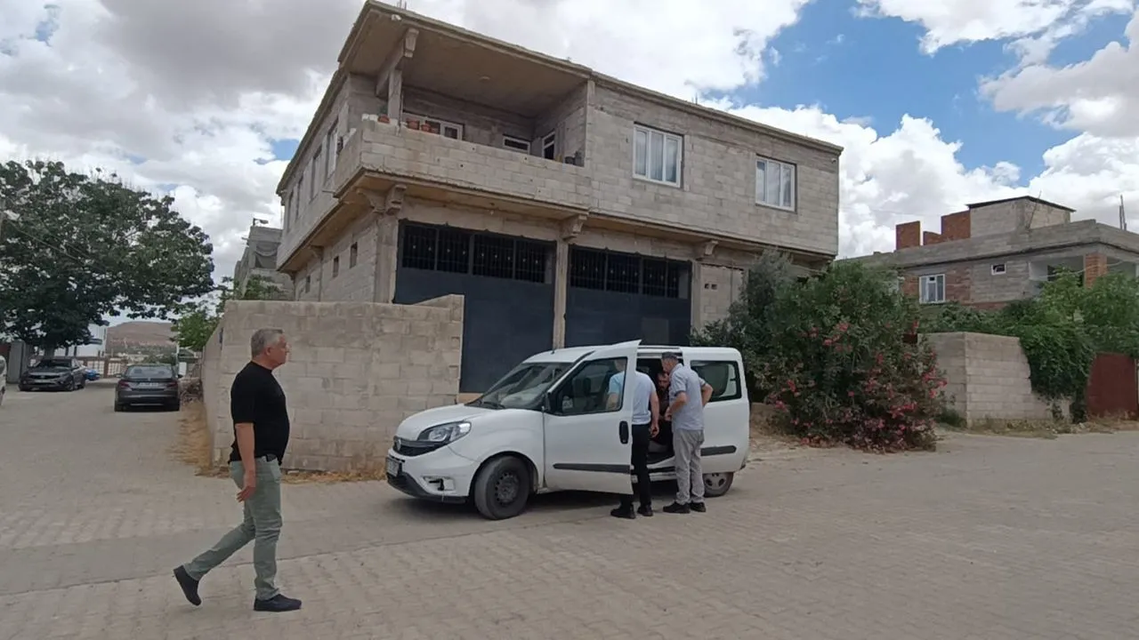 Üç çocuk annesi genç kadını evinde korkunç bir şekilde katlettiler