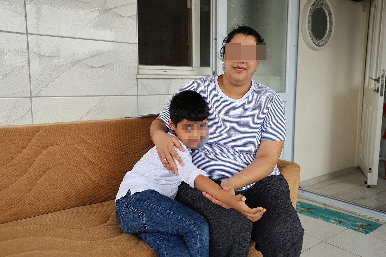 Adana'da bir özel eğitim merkezinde otizmli 7 yaşındaki çocuğun öğretmeni tarafından darbedildiği iddiası üzerine aile, suç duyurusunda bulundu. Olayla ilgili soruşturma başlatıldı.