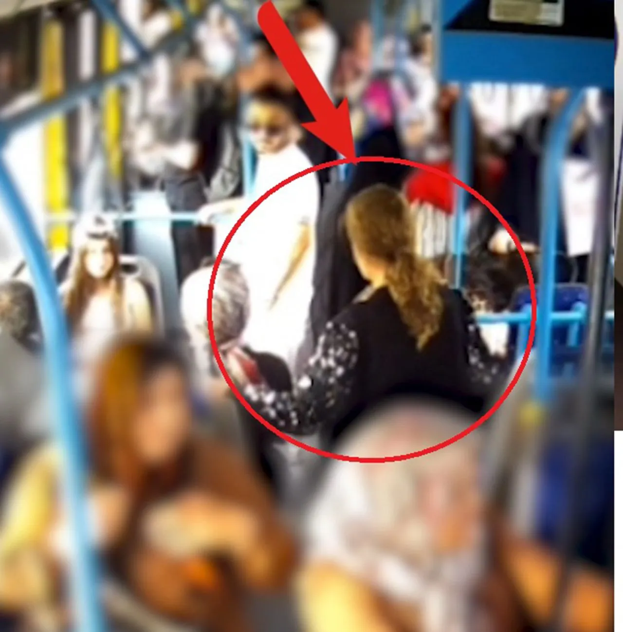 Özel Halk Otobüsü'nde ''ben buldum benimdir'' hırsızlığı kameraya böyle yansıdı