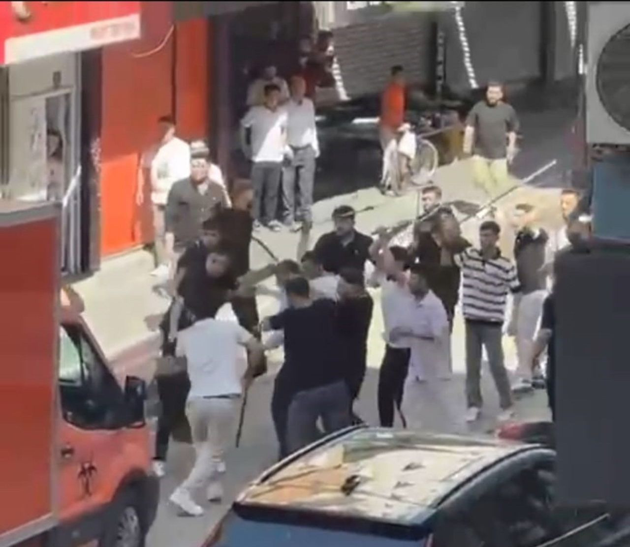 Sözlü tartışma kanlı bitti: Taşlar, sopalar, yumruklar, tekmeler...