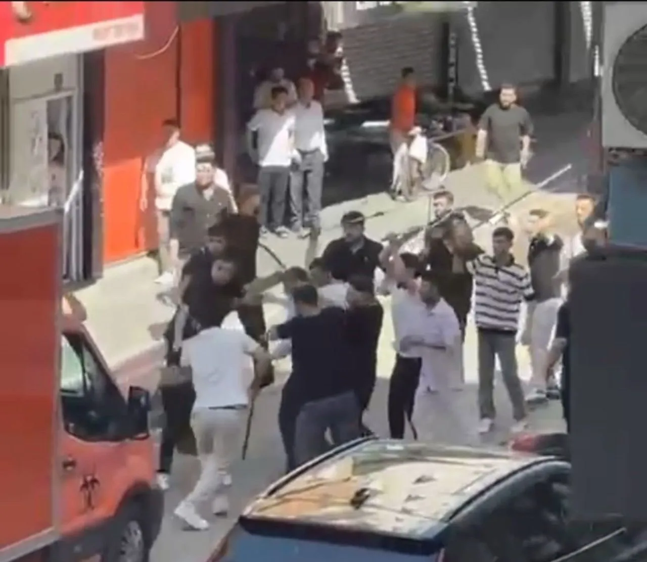 Sözlü tartışma kanlı bitti: Taşlar, sopalar, yumruklar, tekmeler...