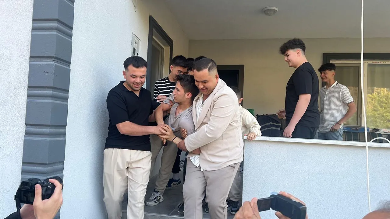 Bayram namazına gitmeyenlerin evlerini tek tek basıp hepsini buz gibi suya attılar