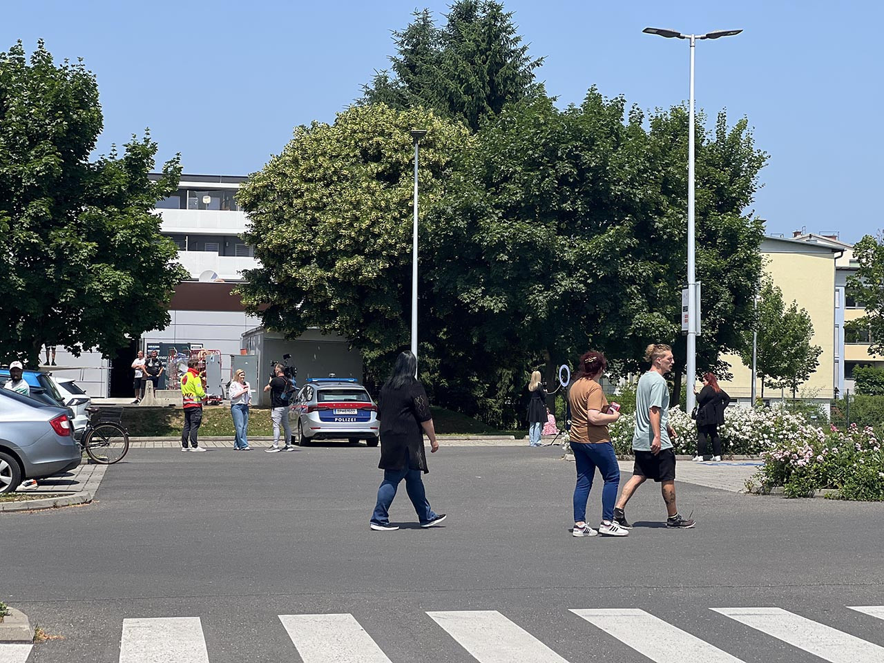 Avusturya'da bir okulda düzenlenen silahlı saldırıda 10 kişinin hayatını kaybettiği bildirildi. Okulun eski öğrencisi olan saldırganın tuvalette intihar ettiği belirtildi.