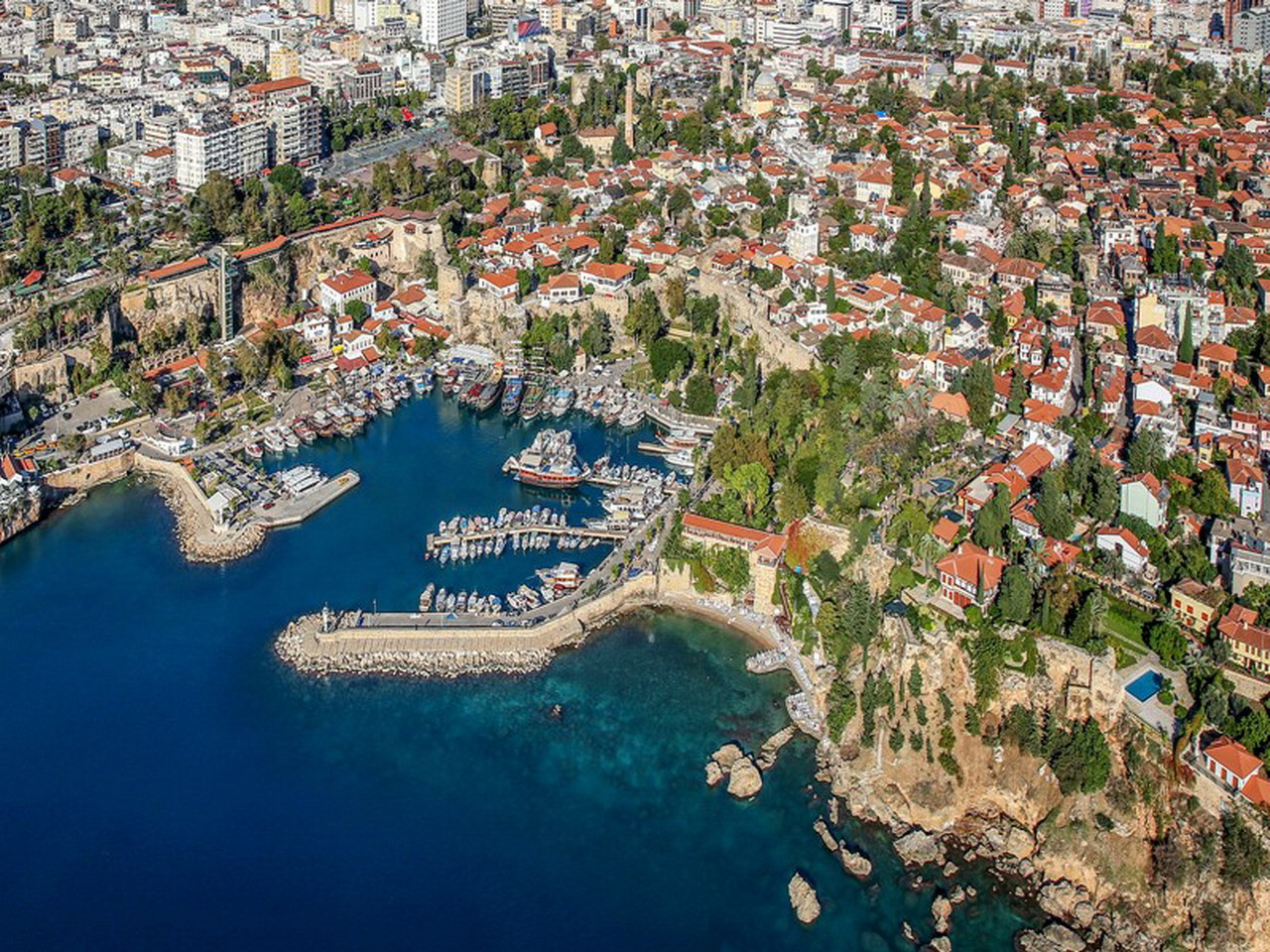Antalya Kaleiçi Yat Limanı'ndaki tarihi Mermerli Plajı'nda uygulanan giriş ücretinin bin TL'ye kadar çıktığı yönündeki gelişmeler üzerine Antalya Valiliği açıklama yaptı. 