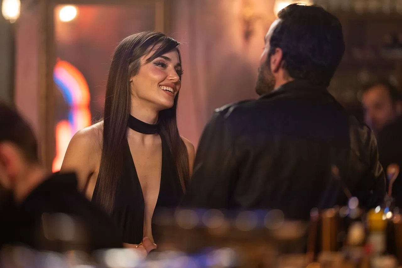 Hande Erçel ile Barış Arduç'un Aşkı Hatırla'daki bu aşk sahneleri olay olacak!