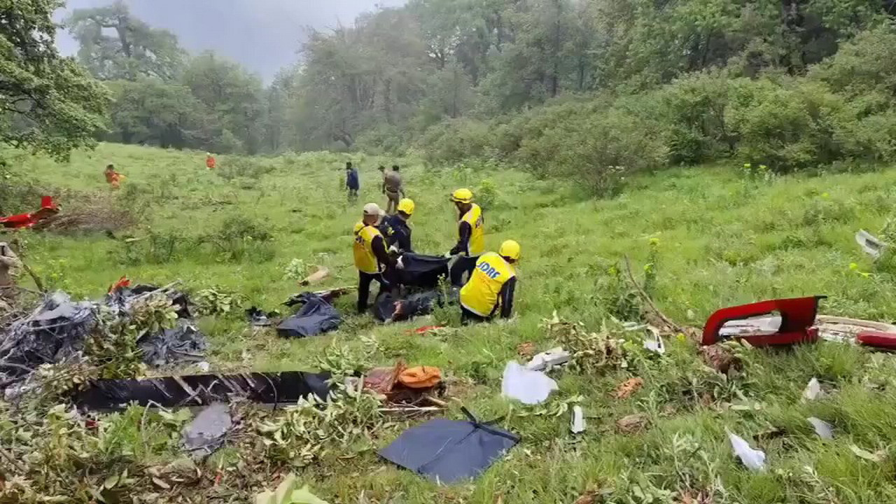 Hindistan'ın Uttarakhand eyaletinde bir helikopterin ormana düşmesi sonucu 7 kişi hayatını kaybetti.