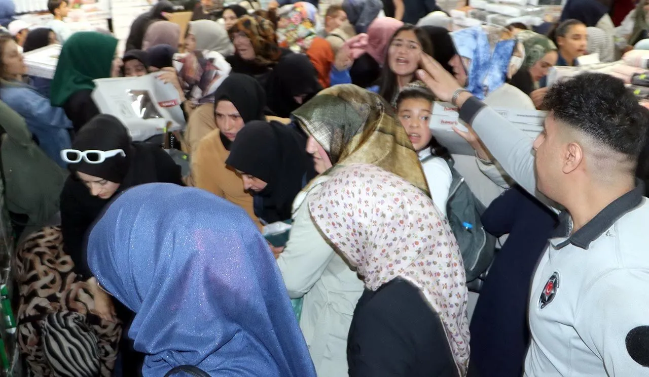 Yüzde 50 indirimi duyan koşunca vatandaş birbirini ezdi