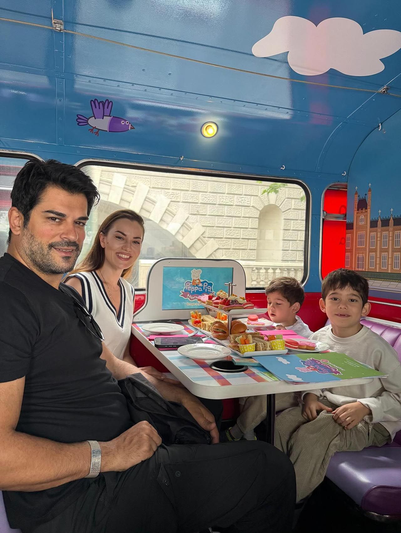 Fahriye Evcen ile Burak Özçivit çiftinin herkesi şaşırtan çok özel yaz tatili