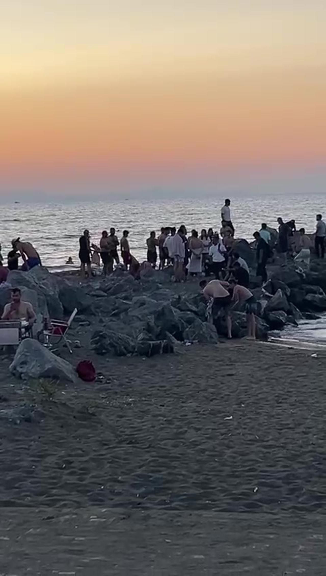 Denize atlarken kayalıklara çakıldı