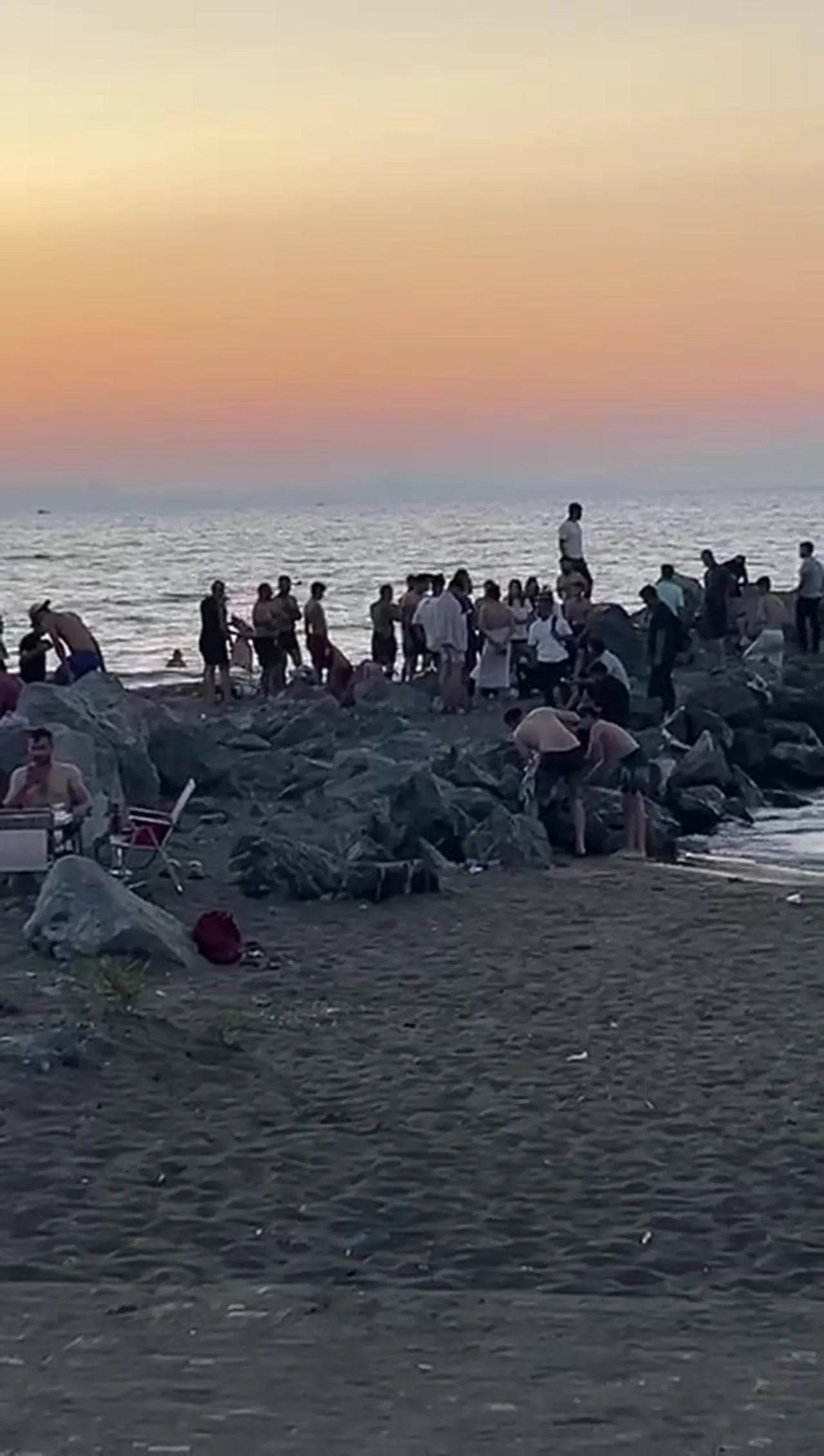 Denize atlarken kayalıklara çakıldı