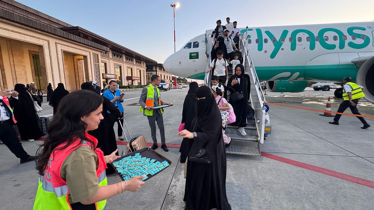 Arap turistler Rize-Artvin Havalimanı'nda çok özel törenle karşılandı