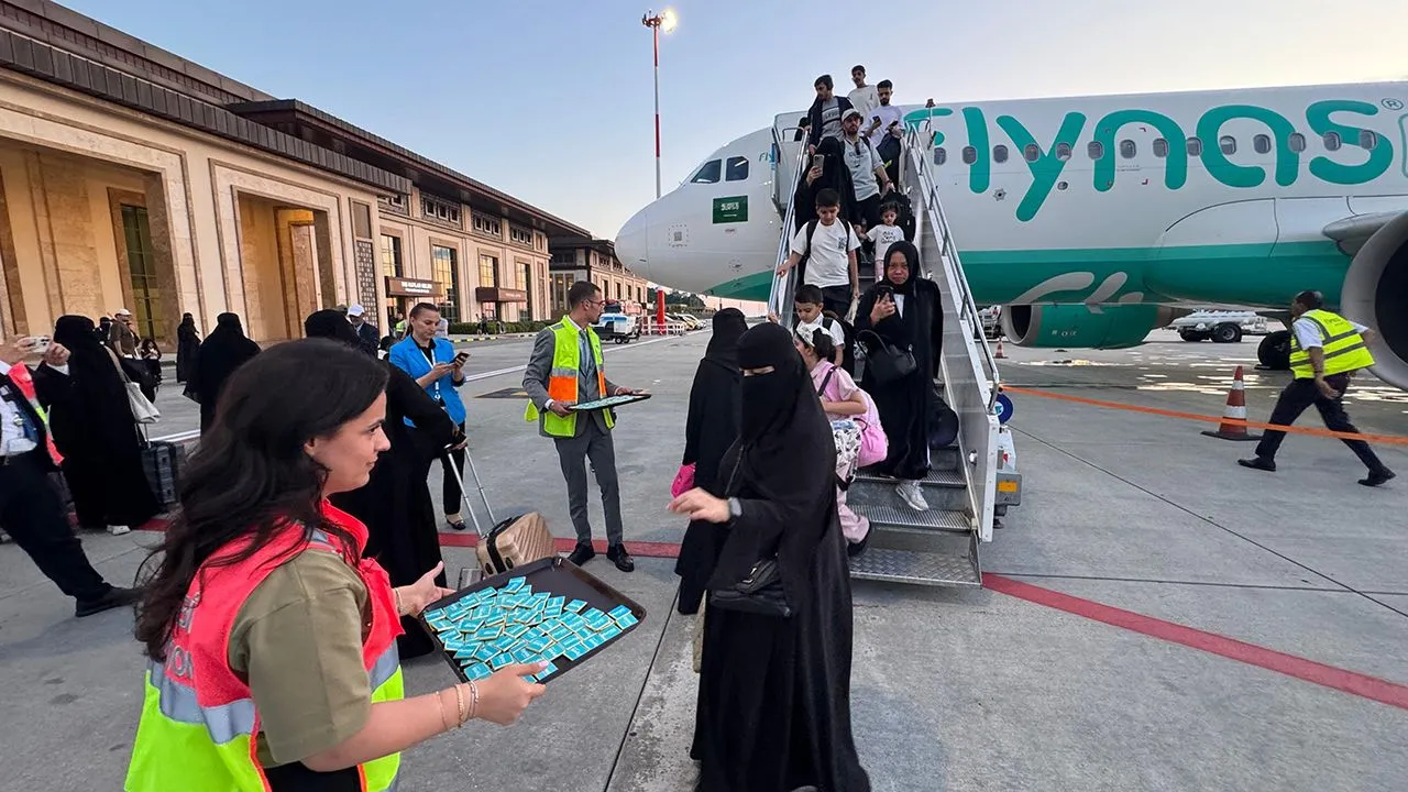 Arap turistler Rize-Artvin Havalimanı'nda çok özel törenle karşılandı