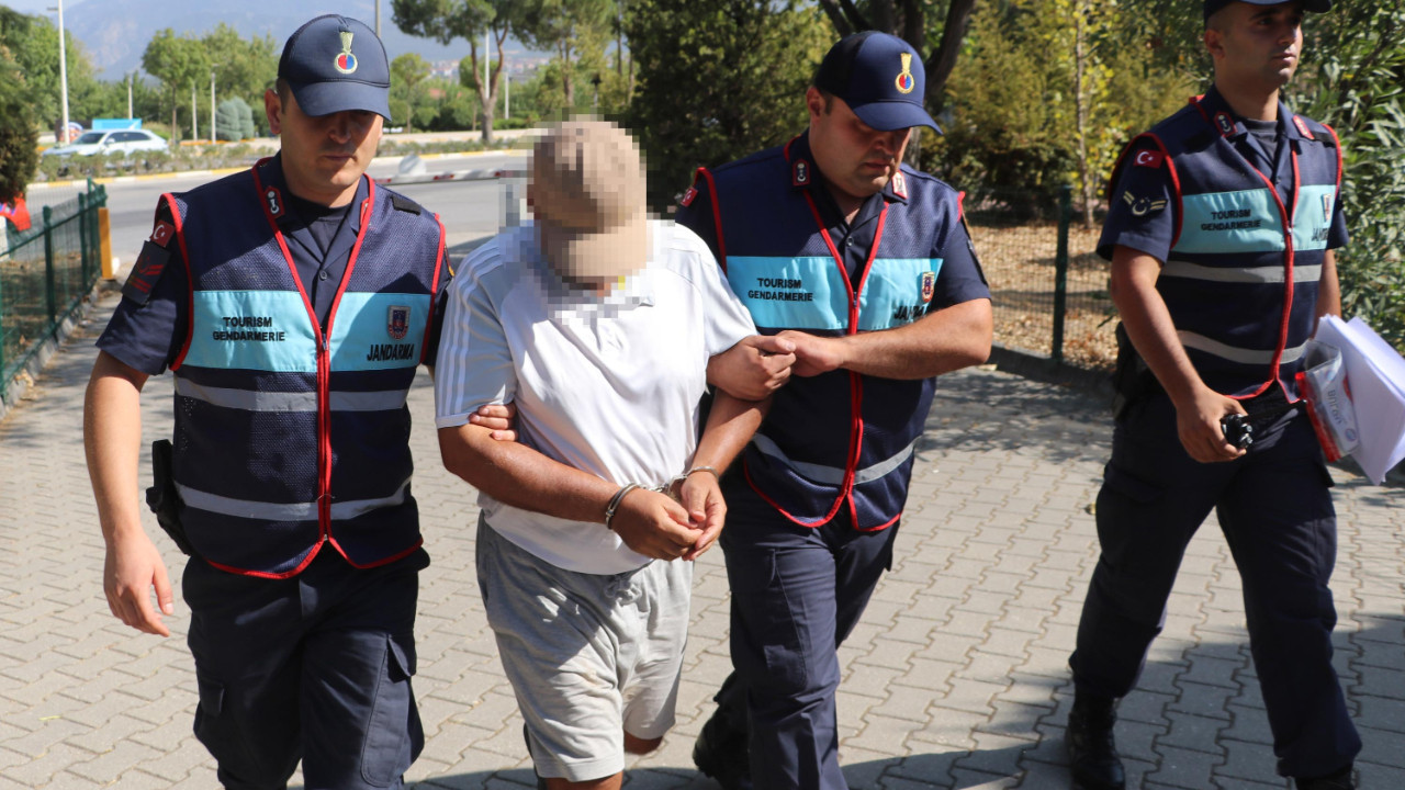 Turistleri gizlice çekerken suçüstü yakalandı