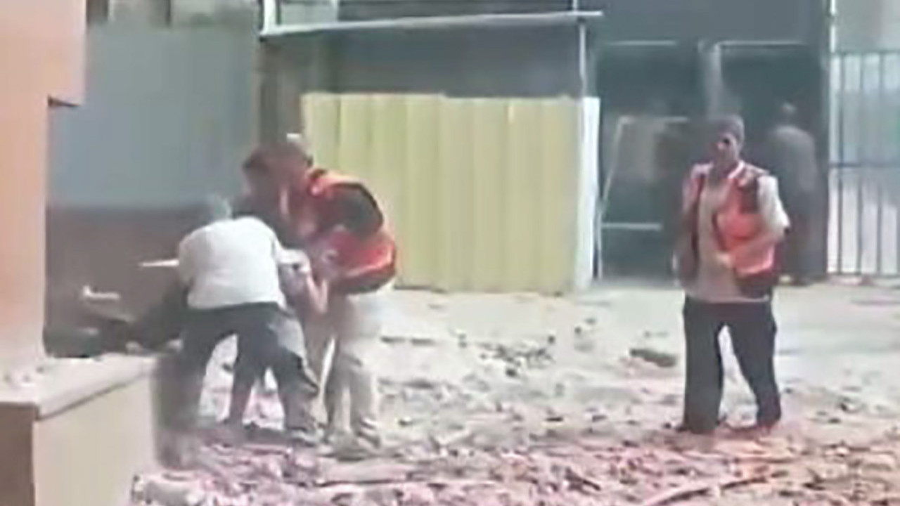 İsrail&#039;den insanlık dışı saldırı: Hastaneyi kan gölüne çevirdiler!
