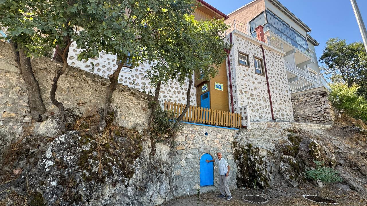 78 yaşındaki emekli akademisyenin 300 yıllık tarihi evi için yaptığı herkesi şaşırttı