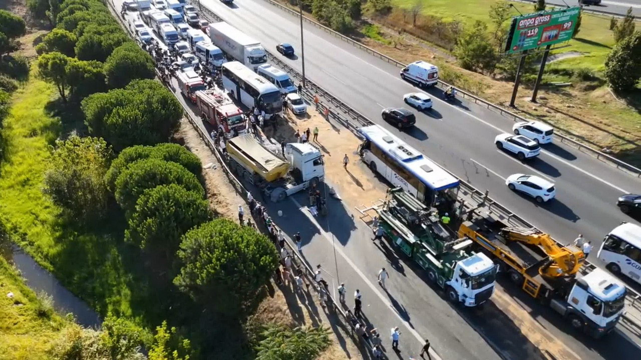 TEM&#039;de 2 otobüs ve 1 kamyonun karıştığı zincirleme kaza: Trafik felç oldu