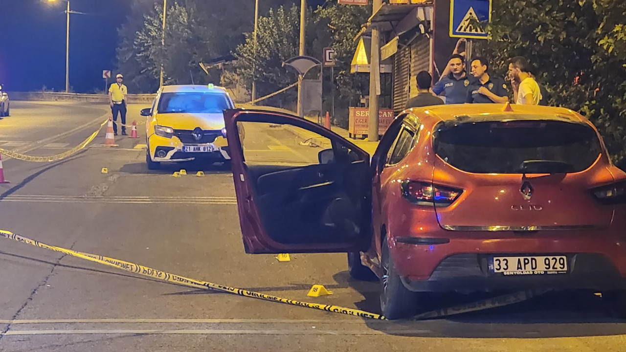 Diyarbakır&#039;da kanlı gece! Cadde ortasında çatışma çıktı: Ölü ve yaralılar var