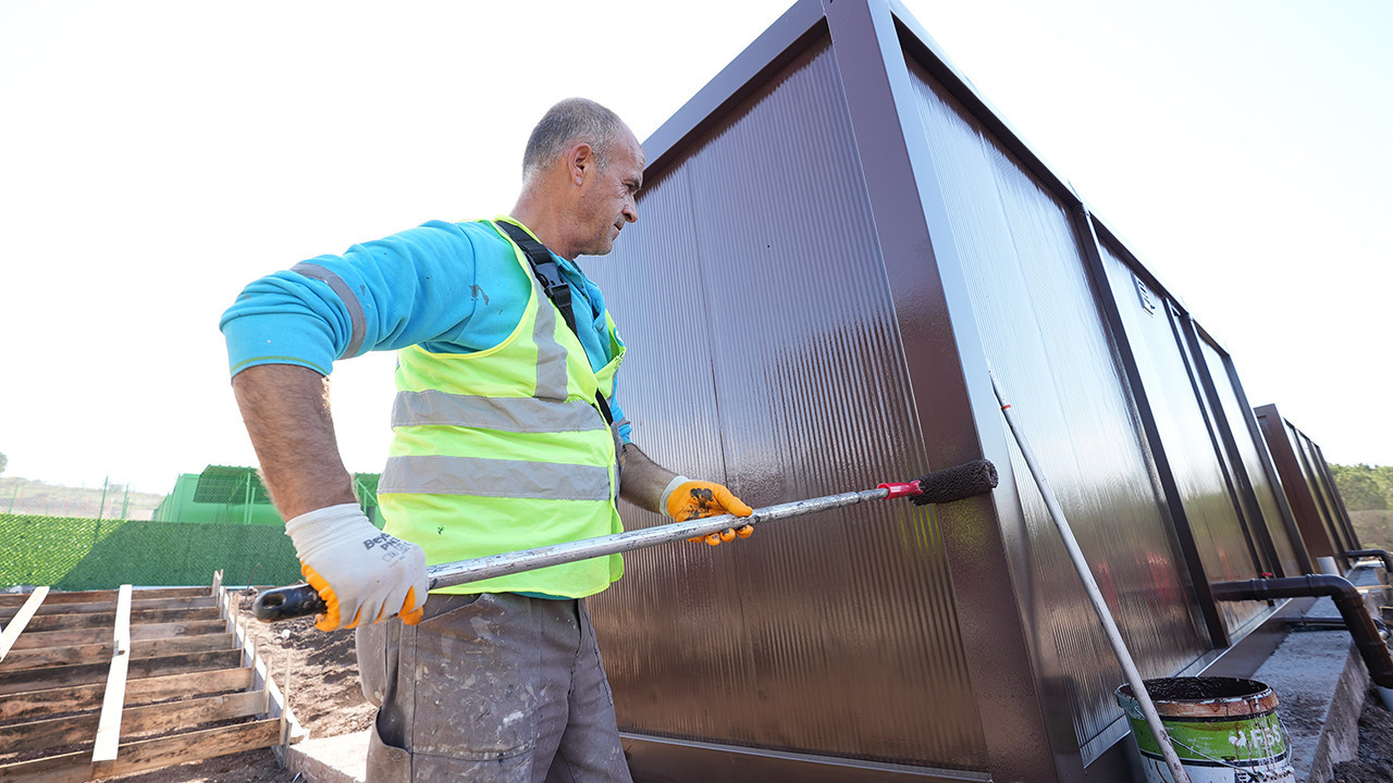 Balıkesir Büyükşehir Belediye Başkanı Ahmet Akın, Karesi ilçesindeki Yeniköy Mahallesi’nde hayata geçirdiği Can Dost Doğal Yaşam Alanı ile Türkiye’ye örnek olacak öncü bir projeyi hizmete sunuyor. Türkiye’de ilk kez özel gereksinimli patili dostlar için hazırlanan sosyalleşme ve oyun alanlarına da sahip olan tesis can dostlara sıcak bir yuva sağlayacak.