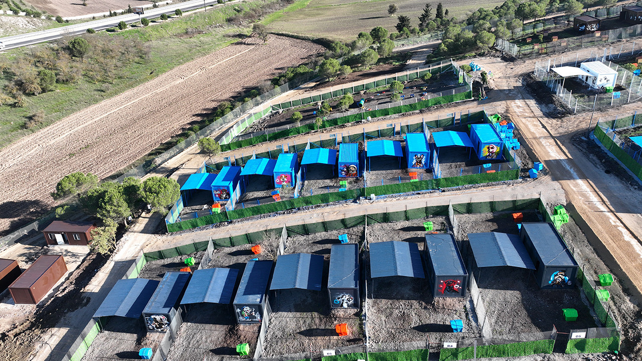 Balıkesir Büyükşehir Belediye Başkanı Ahmet Akın, Karesi ilçesindeki Yeniköy Mahallesi’nde hayata geçirdiği Can Dost Doğal Yaşam Alanı ile Türkiye’ye örnek olacak öncü bir projeyi hizmete sunuyor. Türkiye’de ilk kez özel gereksinimli patili dostlar için hazırlanan sosyalleşme ve oyun alanlarına da sahip olan tesis can dostlara sıcak bir yuva sağlayacak.