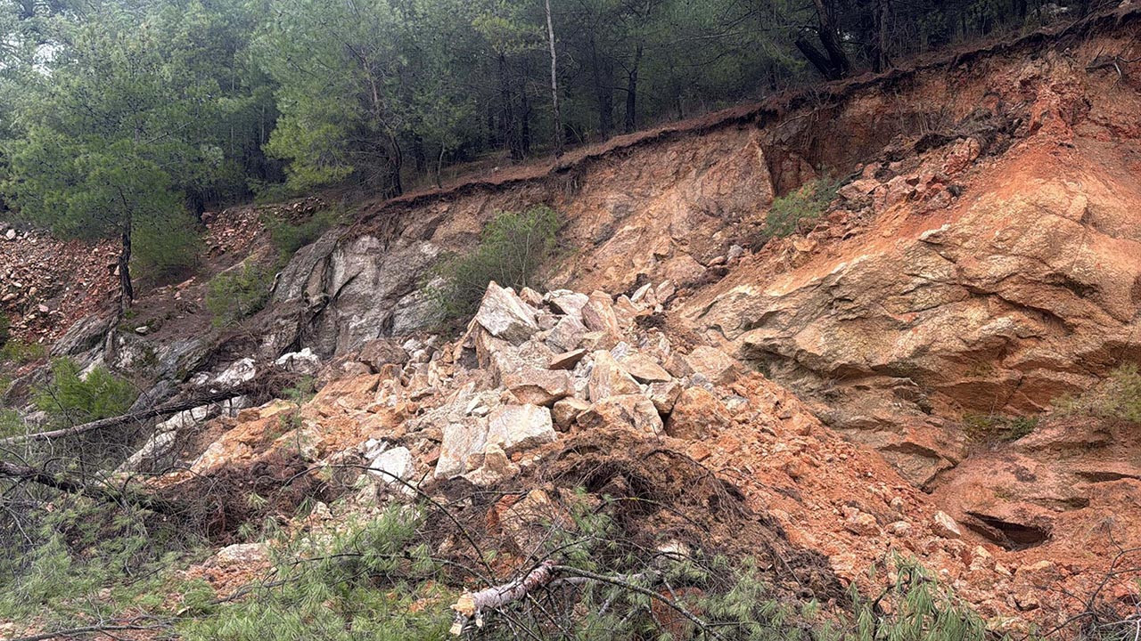 Muğla'da toprak kayması: Yol kısmen kapandı
