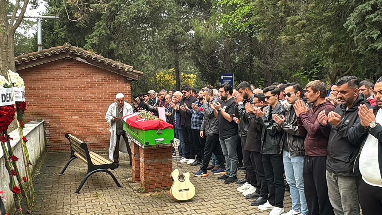 Ünlü şarkıcı Rıza Tamer'e acı veda: Gitarıyla son yolculuğuna uğurlandı