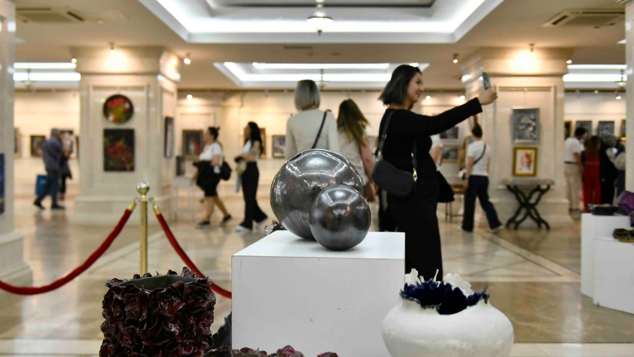 Zafer Çarşısı Sergi Salonu'nda sergilenen el emeği sanat eserleri
