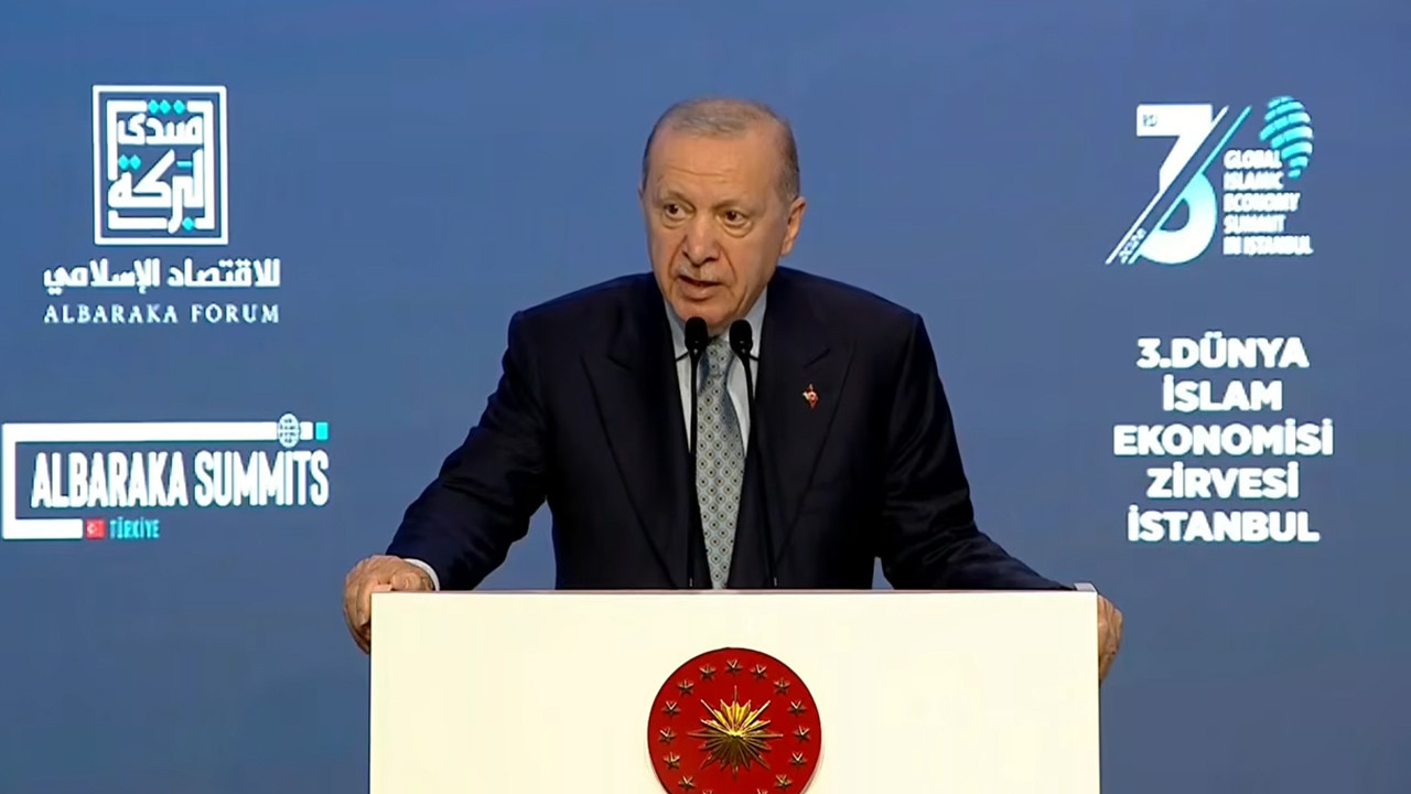 Cumhurbaşkanı Erdoğan konuşma yaparken