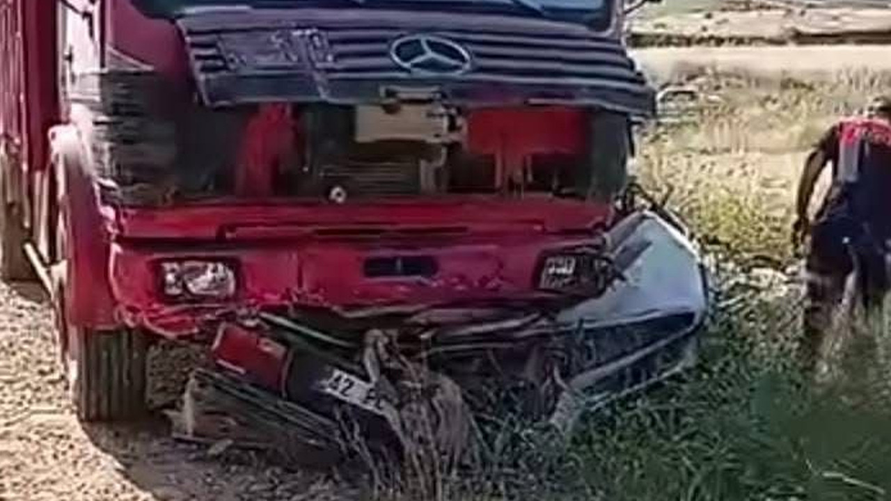 Şanlıurfa'da meydana gelen trafik kazasında hurdaya dönen araçlar.