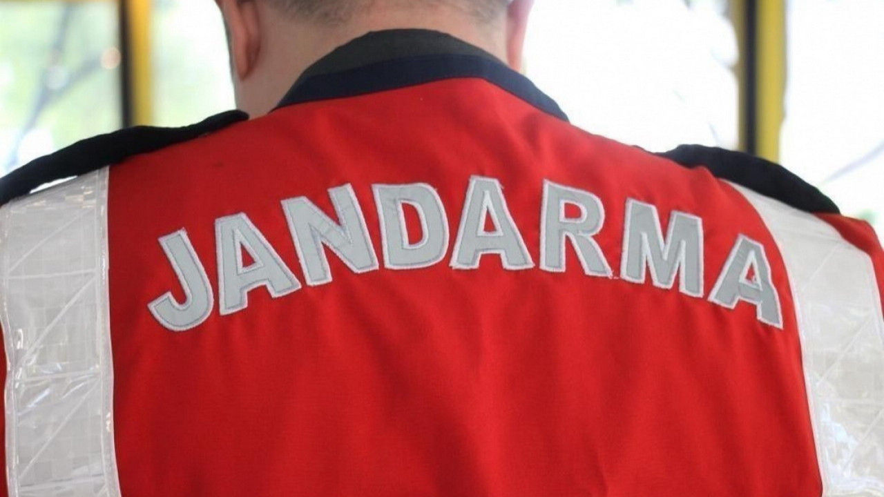 Samsun'da uyuşturucu operasyonu sonucu ele geçirilen skunk maddesi ve gözaltına alınan şüpheliler.