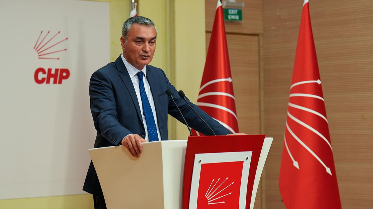 CHP Sözcüsü Müslim Sarı açıklama yaparken