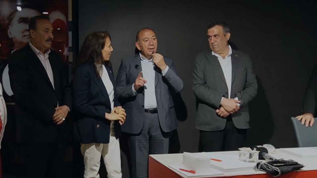 CHP İstanbul İl Başkanlığı'nda düzenlenen geri dönüş töreninden bir görüntü.
