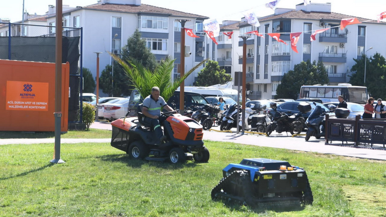 Altıeylül Belediyesi yeni araç ve ekipmanları teslim alıyor.