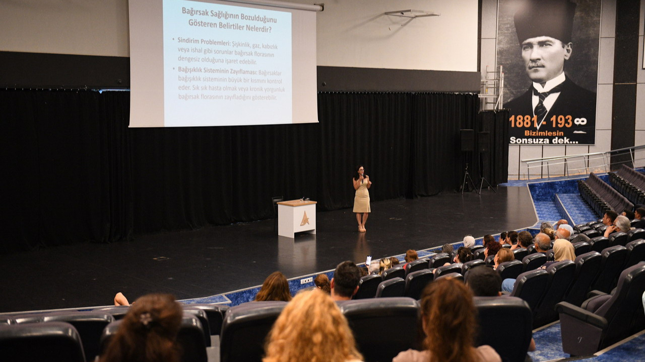 Antalya'da düzenlenen sağlık seminerinde konuşmacı konuşma yaparken