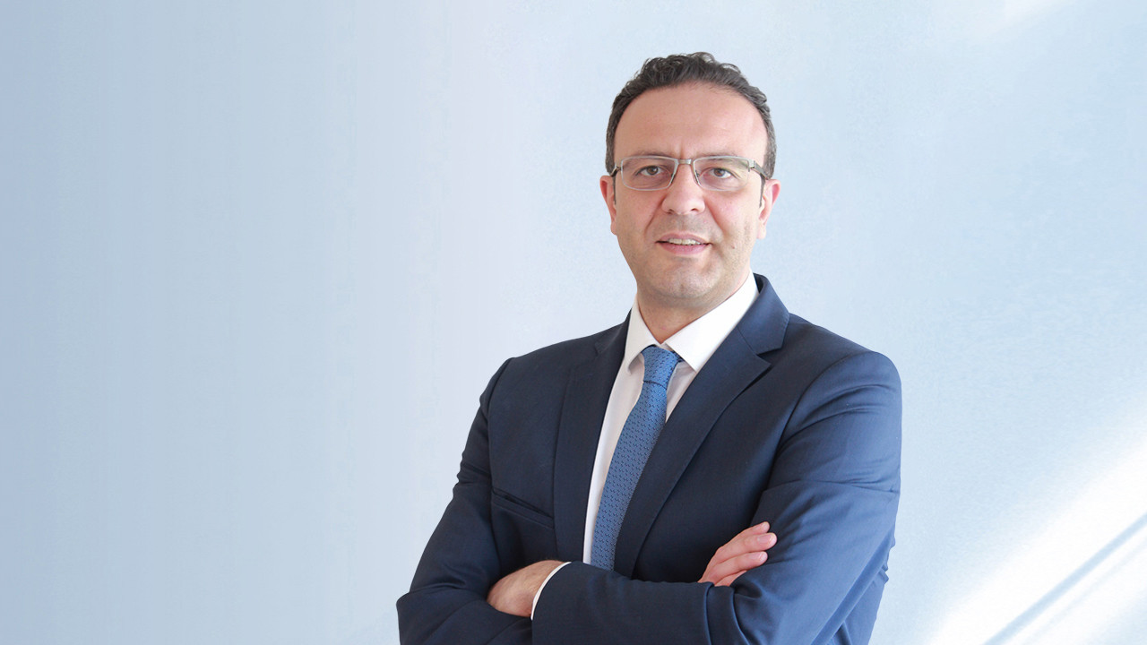 Reflü belirtilerini gösteren bir illüstrasyon veya doktor muayenesi